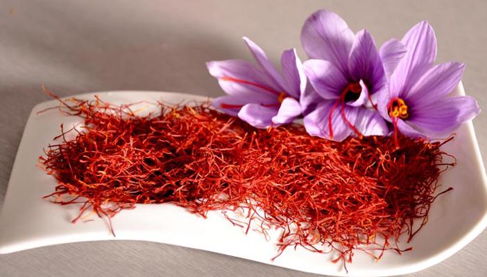 الزعفران ملك التوابل.. يعالج الاكتئاب ويصيب بالشلل