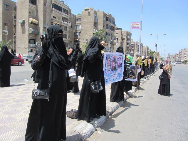 سلسلة لـ “نساء ضد الانقلاب” في بورسعيد رفضا لاعتقال الأطفال