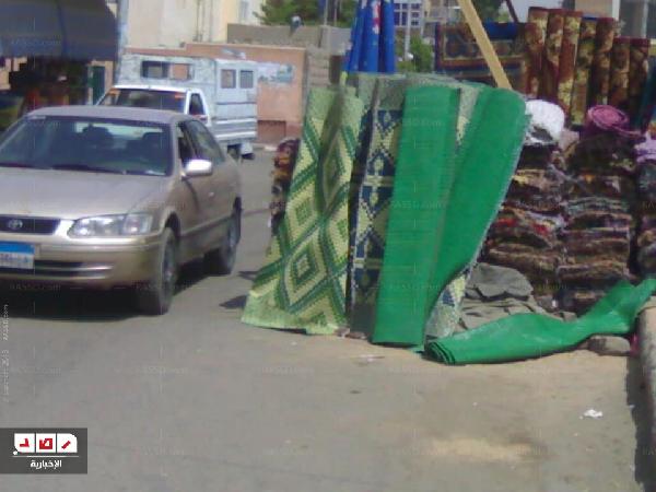 مدينة دراو .. الإشغالات تقطع الطريق الرئيسي ولا عزاء للمواطنين