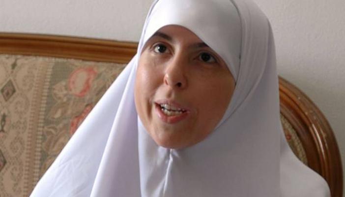 عائشة الشاطر تنفي شائعات طرح والدها مبادرة من محبسه