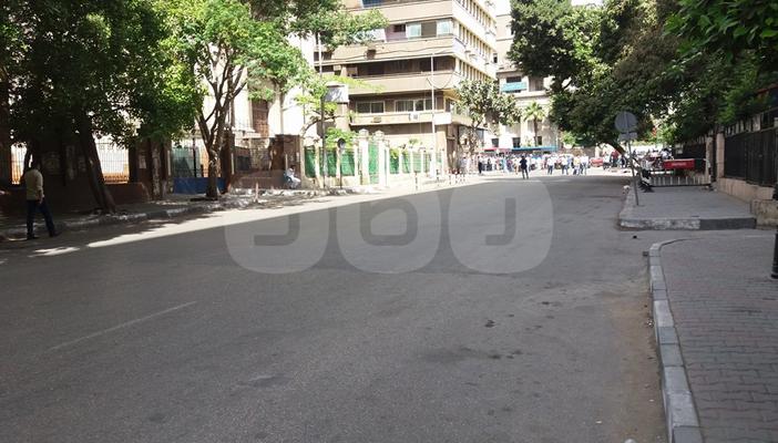 الأمن يفتح الطريق لمسيرة رافضة للصحفيين تهتف: “ادبح يا سيسي”