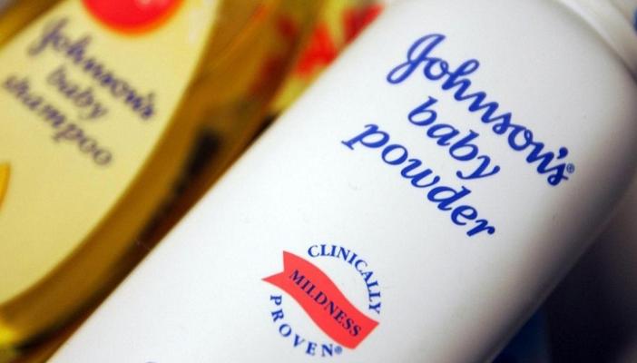 “جونسون آند جونسون” تدفع 55 مليون دولار تعويضًا لسيدة بسبب منتج مسرطن