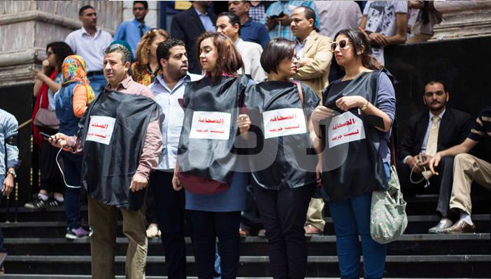 قانونيون: حظر النشر يخص عمرو بدر والسقا.. والصحفيون: لن نتوقف عن النشر