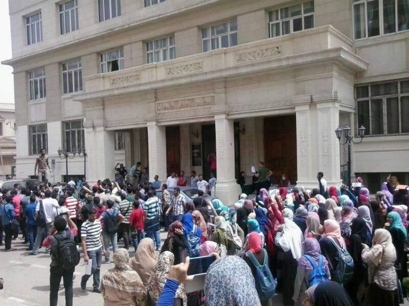 مسيرة بجامعة القاهرة تطالب بالسماح للمعتقلين بأداء الامتحانات