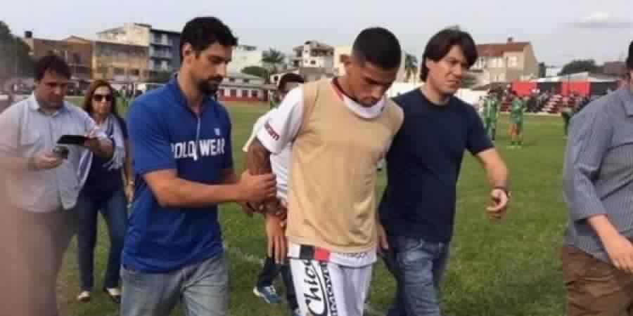 من على “دكة الاحتياطي”.. القبض على لاعب كرة برازيلي أثناء المباراة