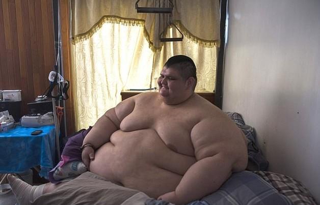 على خطى إيمان عبد العاطي.. أسمن رجل بالعالم يبدأ رحلة تخفيف وزنه