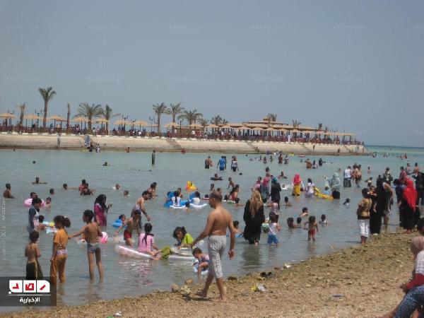 أهالى الغردقة يحتفلون بشم النسيم على الشواطىء