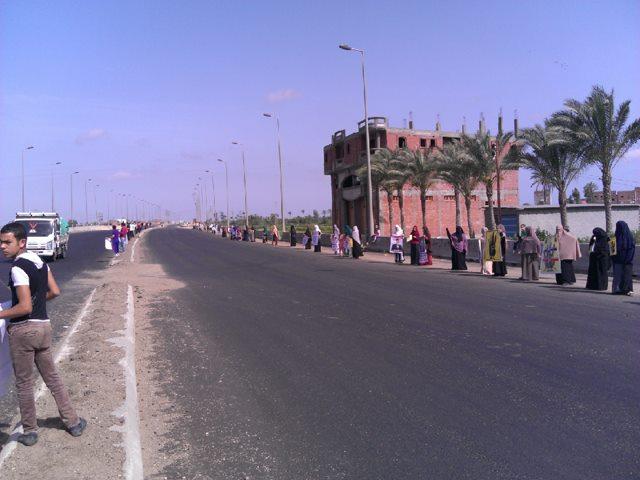 سلسلة بشرية لثوار البصارطة بدمياط للتنديد بالانقلاب الدموى