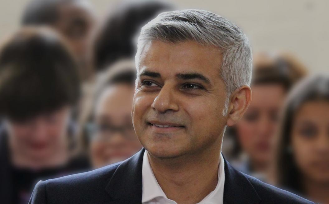 آلاف الباكستانيين يحتفلون بفوز “خان” برئاسة بلدية لندن