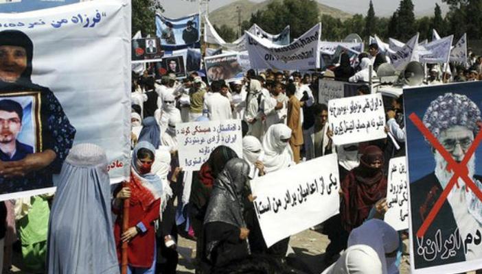 مطالبين بقطع العلاقات مع إيران.. متظاهرون أفغان يحرقون العلم الإيراني