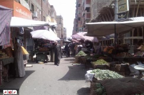 اهناسيا ..الباعة يحتلون الشوارع والمسئولين يتعللون بغياب الامن