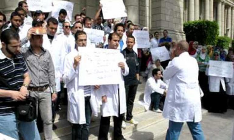 “الأطباء” ترفض مشروع قانون الحوافز وتهدد بالتصعيد