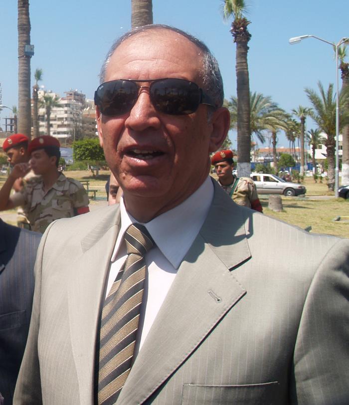 محافظ بورسعيد يمنح 100 جنيه مكافأة لناجحي طلبة محو الأمية