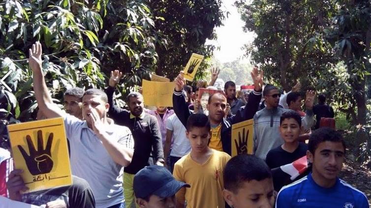 سلسلتين بشريتين بالإسماعيلية رفضًا للانقلاب الدموي