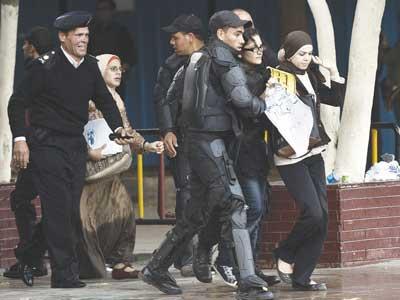 اعتقال 5 فتيات عقب انتهاء مسيرتهن بالإسماعيلية