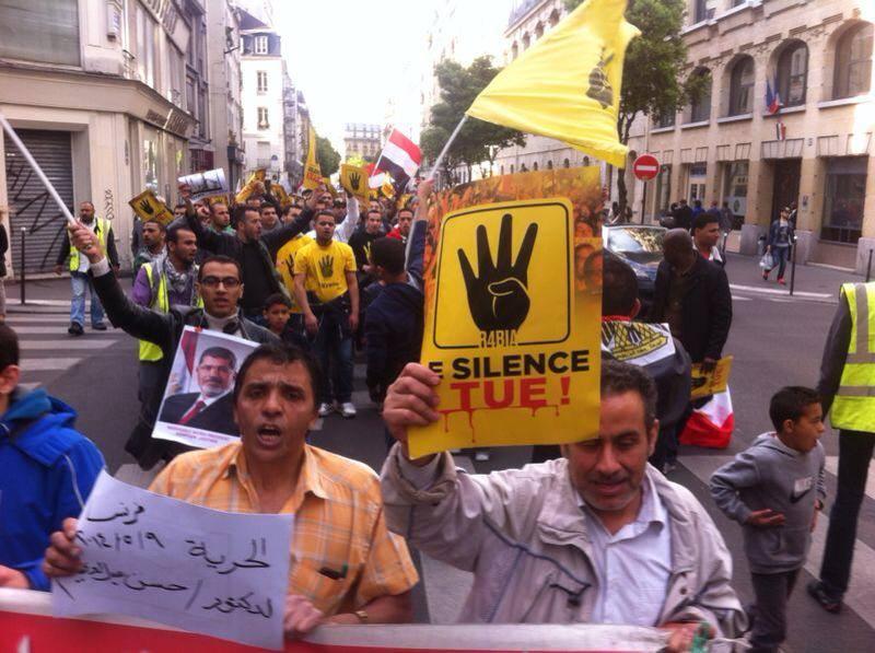 المصريون يتظاهرون ضد الانقلاب العسكري بباريس