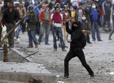 “البلاك بلوك” يقطع كوبري أكتوبر و يرشق الأمن “بالمولوتوف”