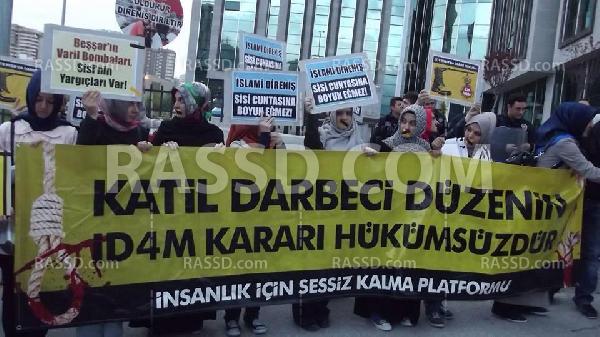 وقفة لممثلي منظمات بتركيا احتجاجا على الانقلاب