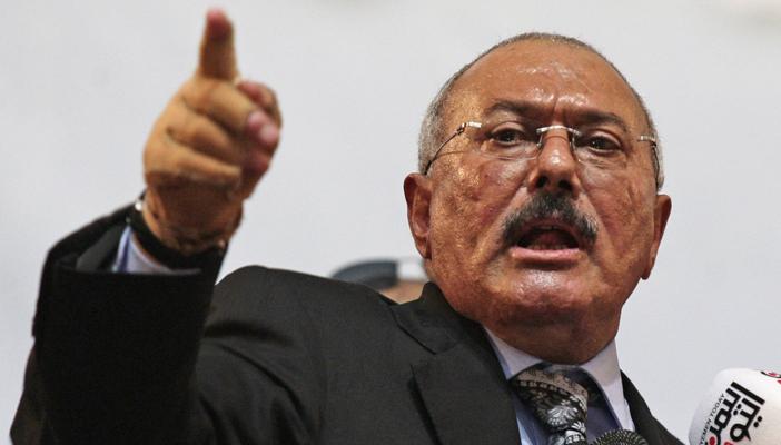 بالفيديو.. علي عبد الله صالح يهدد السعودية من أمام منزله المنهار