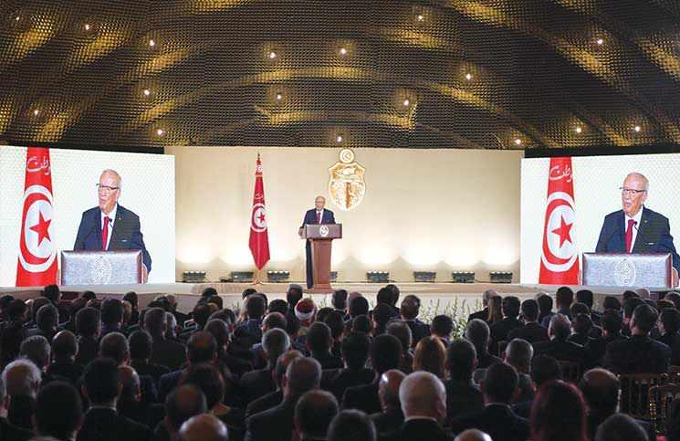 السبسي يستعين بالجيش لمواجهة الاحتجاجات الشعبية.. ومخاوف من العواقب