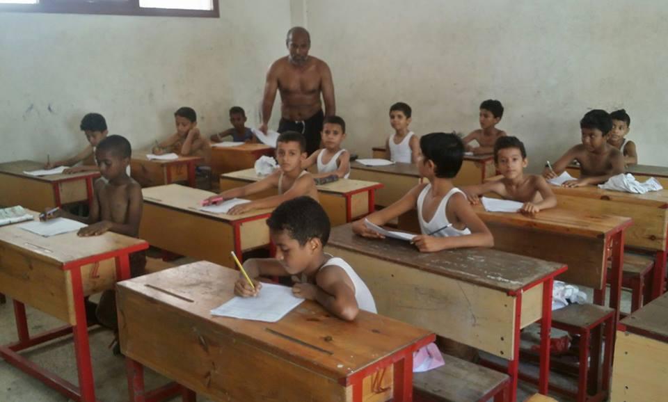 طلاب مدرسة يمنية يؤدون الامتحانات بدون قمصان مدرسية بسبب حرارة الجو