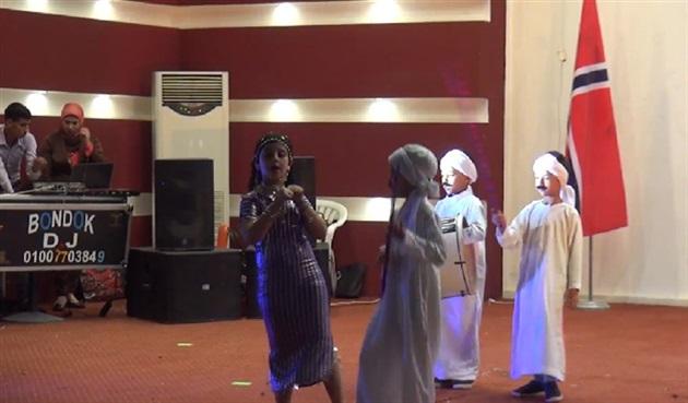 بالفيديو..محافظ السويس يستقبل سفير النرويج بأغنية “الدنيا زي المرجيحة”