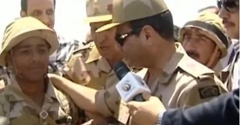 بالفيديو ..السيسي لمجند : انت بتدخن ازاي في الدبابة