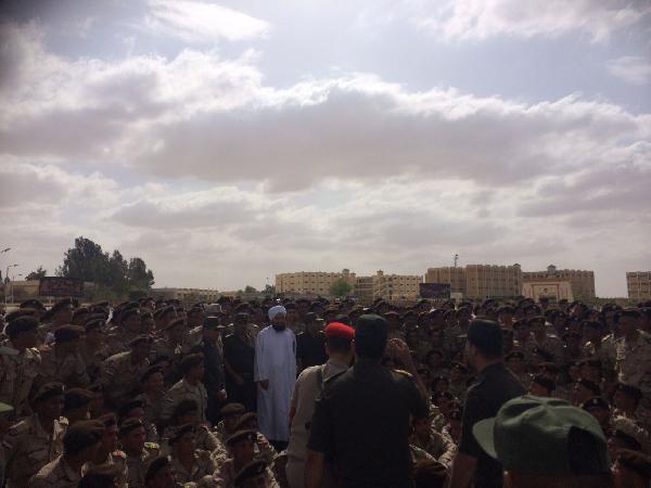 الجفري ينشر صورة  له بمعسكر مع قوات الجيش المصري