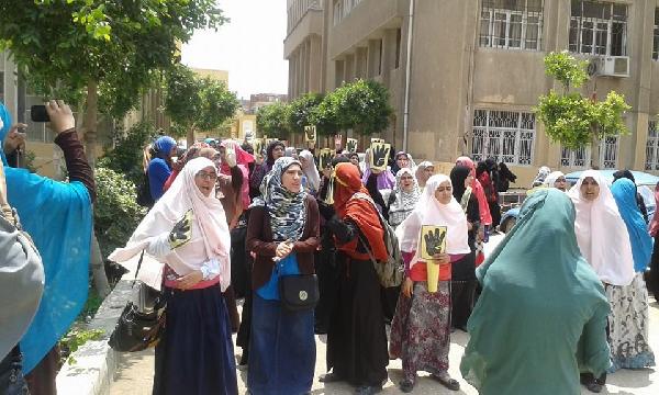 وقفة لطالبات الأزهر بتفهنا الأشراف للمطالبة باستقالة الطيب والعبد