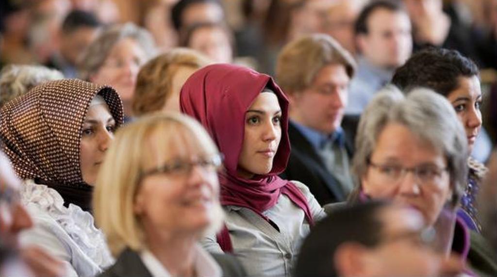 بالفيديو.. طرد مسلمة من بنك في أميركا بسبب الحجاب
