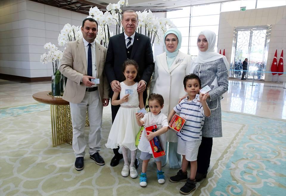 بالصور..أردوغان يمنح بانا العابد وعائلتها الجنسية التركية