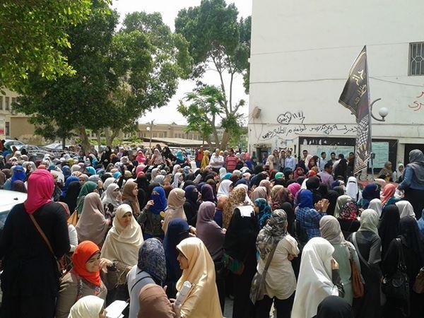 تظاهرة حاشدة لطالبات الأزهر بالقاهرة تنديدًا بفصل زميلاتهن