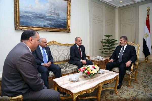 مرسي يوجه وزير الإسكان للإسراع في مشروع محور قناة السويس