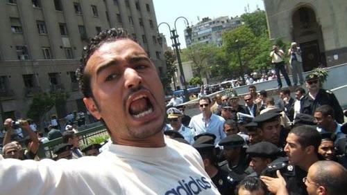 دومة يصل للمحكمة ويلوح بعلامة النصر لأنصاره