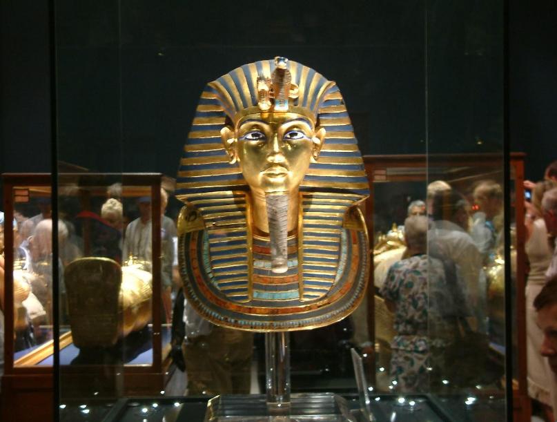 الجارديان: مصر تُخفي وجود غرف سرية خلف مقبرة “توت عنخ آمون”