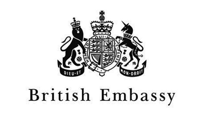 السفارة البريطانية ترحب بابن عامل النظافة للعمل لديها