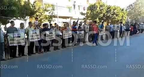 سلسلة بشرية لثوار قرية الخياطة بدمياط رفضاً للانقلاب