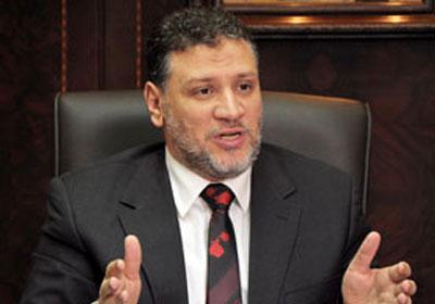 ياسين يعطي أسر شهداء بورسعيد 100 الف جنيه