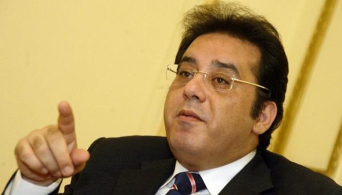 أيمن نور.. لماذا لم تستأذن قبل أن تفكر؟!