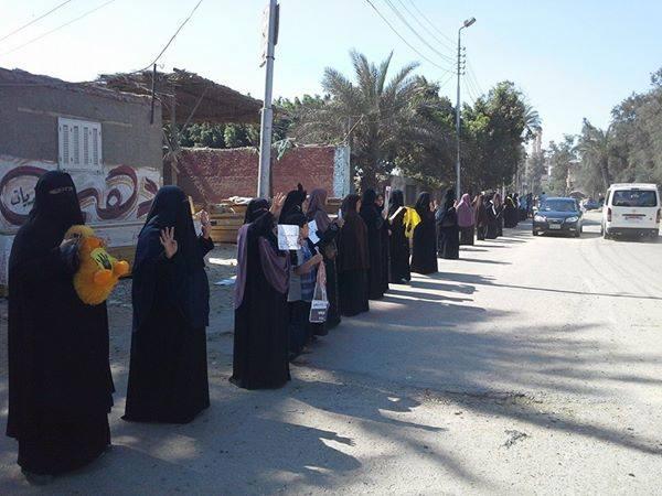 ثوار الشرقية يواصلون حراكهم بسلاسل بشرية حاشدة