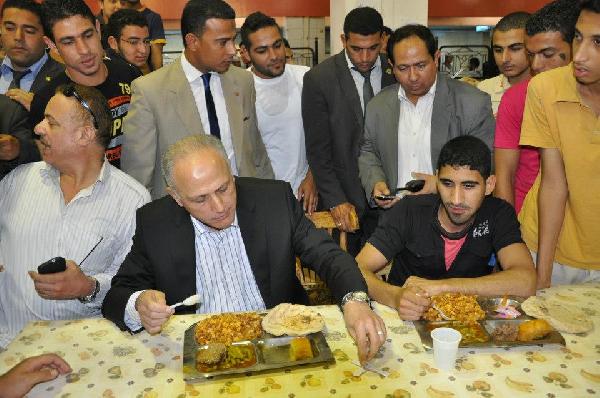 بالصور.وزير التعليم العالي يتناول وجبة مع طلاب المدينة الجامعية