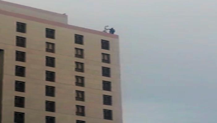 بالفيديو.. سعودي يحاول الانتحار من سطح فندق بالمدينة المنورة