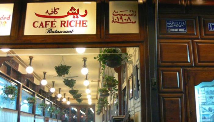 بعد وفاة مالكه.. مثقفون يحلمون ببداية جديدة لمقهى “ريش”