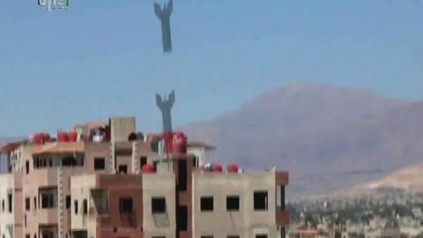 فيديو.. لحظة قصف طائرات الجيش السوري للمنازل