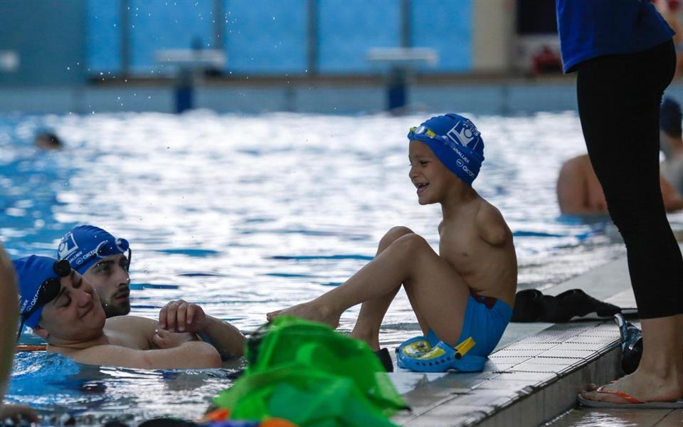 بالصور.. طفل بلا ذراعين يتوج بطلًا أوروبيًا في السباحة