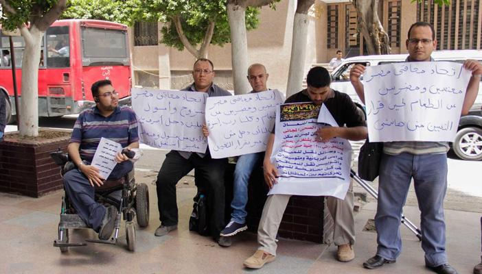 بالصور.. وقفة لذوي الاحتياجات الخاصة أمام مجلس النواب والوزراء