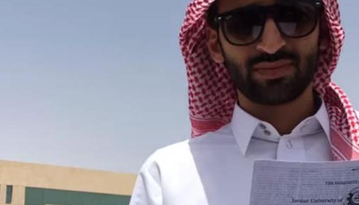 بالفيديو.. طبيب أسنان سعودي يحرق شهادته احتجاجا على عدم توظيفه