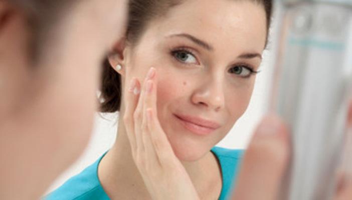 8 نصائح بسيطة تجعلك تبدين أصغر سنا