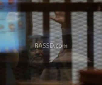 بالفيديو..قيادات الإخوان يرفعون شارات “رابعة” بعد إحالة أوراقهم للمفتي