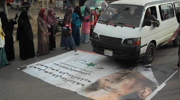 “لون الدم”.. رمز الغضب على لافتات السيسي بمحافظات مصر